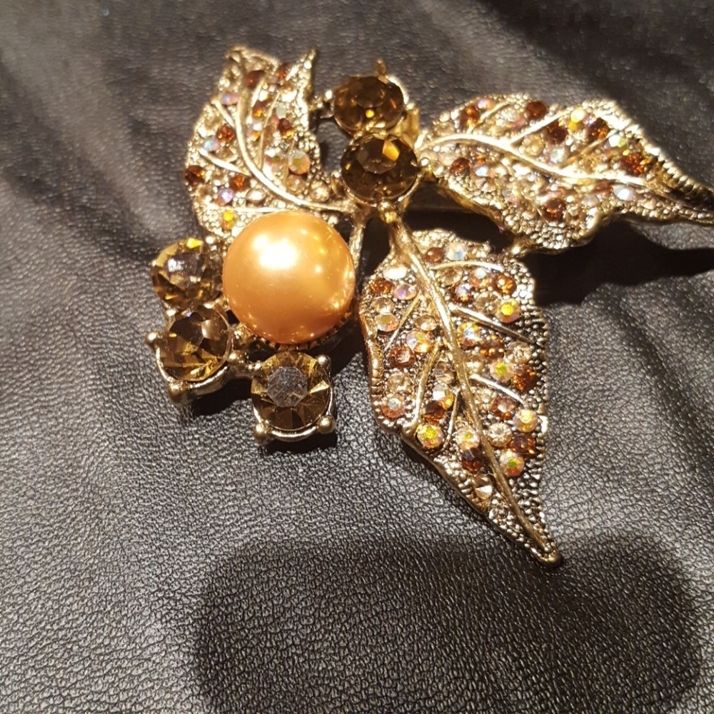 Rhinestone Leaf Brooch - Picture 2 of 4